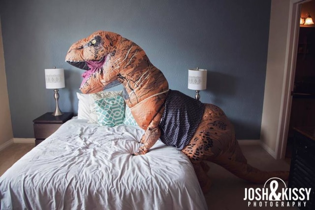 Facebook / @joshandkissyphotos Ensaio sensual de tiranossauro