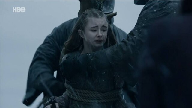 Cena da série 'Game of Thrones' / HBO Em uma cena chocante, Stannis sacrifica sua filha Shireen na fogueira para obter vitória sobre os Bolton em Winterfell.