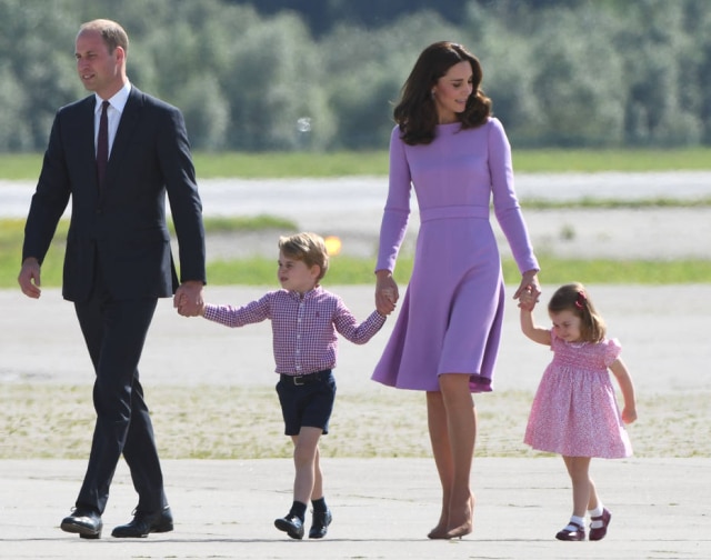 AFP PHOTO / Patrik STOLLARZ Para se despedir da viagem, a família real usou looks coordenados em tons de rosa