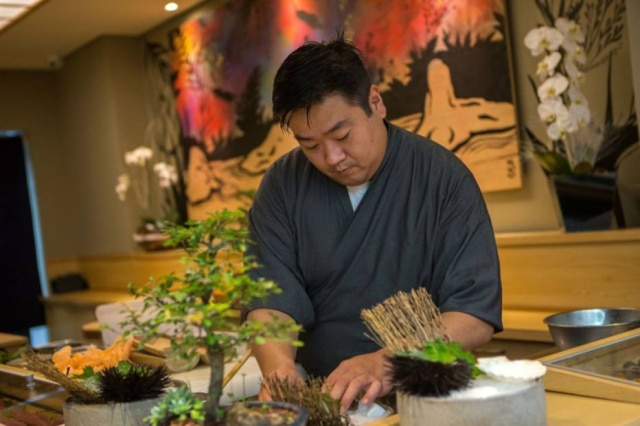 Daniel Teixeira|Estadão Edson Yamashita atrás do balcão do seu Ryo, casa especializada em comida kaiseki