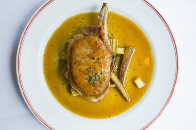 Bruno Geraldi|Divulgação O carré suíno marinado e grelhado com batatas salteadas está entre os pratos menu repaginados do Ici