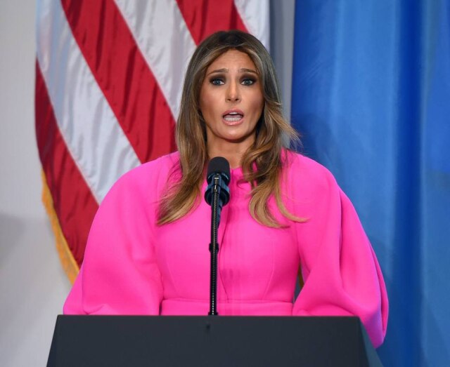 AFP PHOTO / DON EMMERT Look de Melania Trump é da marca espanhola Delpozo