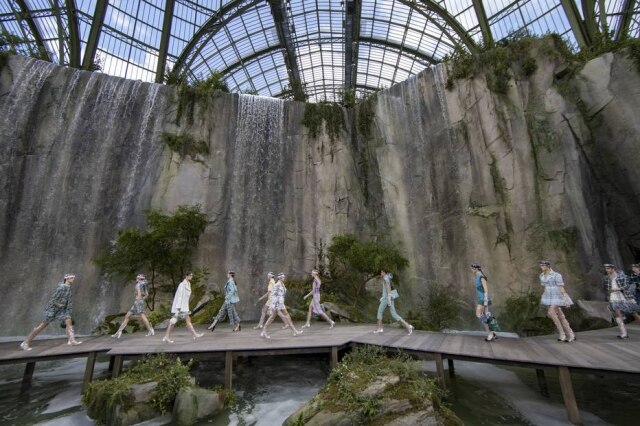 EFE/IAN LANGSDON Fila final do desfile de Verão 2018 da Chanel, durante a Semana de Moda de Paris