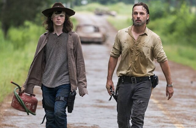 Reprodução de cena da série 'The Walking Dead' (2017) / AMC William Riggs disse que filho ficou decepcionado com saída da série