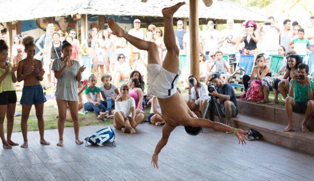 Marcos Hermes/ Mozarteum Brasileiro O grupo Red Bull Flying Bach levou o breakdance para a Praia dos Nativos