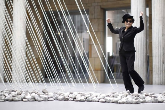 REUTERS/Lisi Niesner Yoko Ono costuma usar pedras em suas obras de arte.