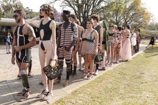 Instagram/@fragaronaldo Em seu último desfile na São Paulo Fashion Week, Ronaldo Fraga colocou pessoas com deficiência na passarela