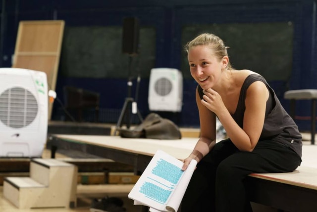 Old Vic Theatre/Divulgação Erin Doherty vai viver a princesa Anna em 'The Crown'.