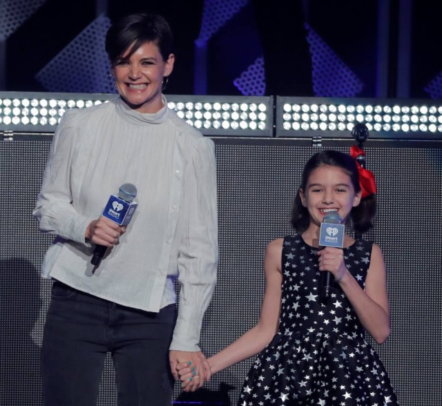 Lucas Jackson/Reuters A atriz Katie Holmes e a filha Suri Cruise.
