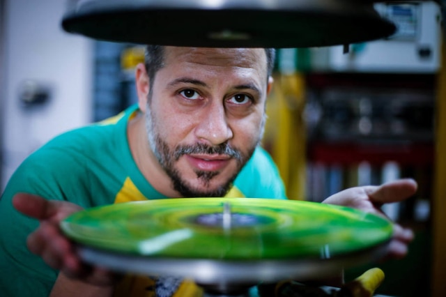 Felipe Rau/Estadão Michel Nath, fundador da Vinil Brasil, encontrou as prensas da fábrica em um ferro velho. Foto: Felipe Rau/Estadão