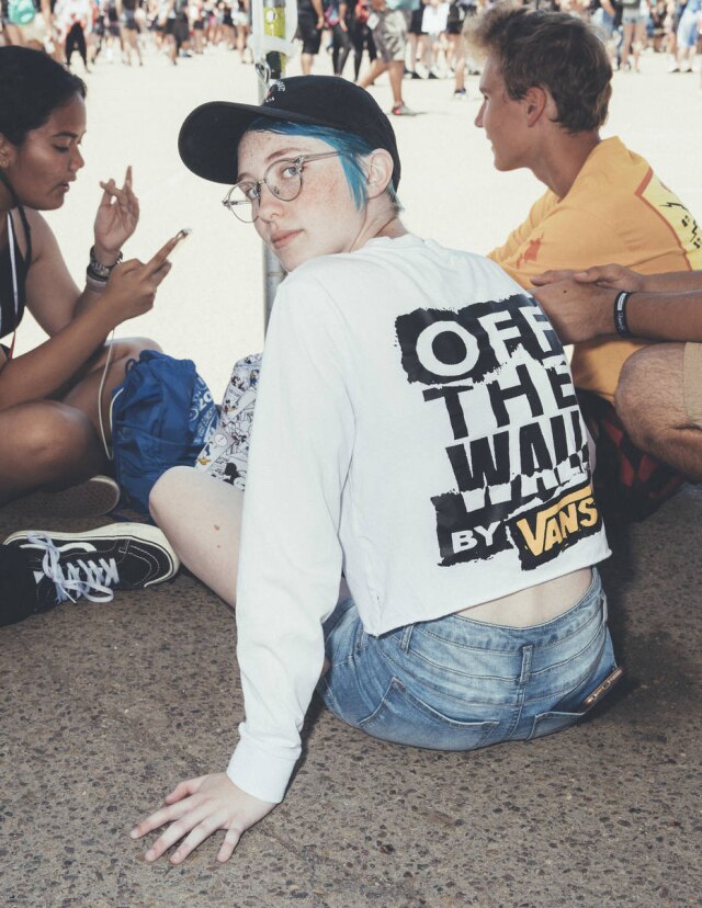 Adam Amengual/The New York Times Sarah Woodward, de 16, descansa entre os shows na sua primeira Vans Warped Tour