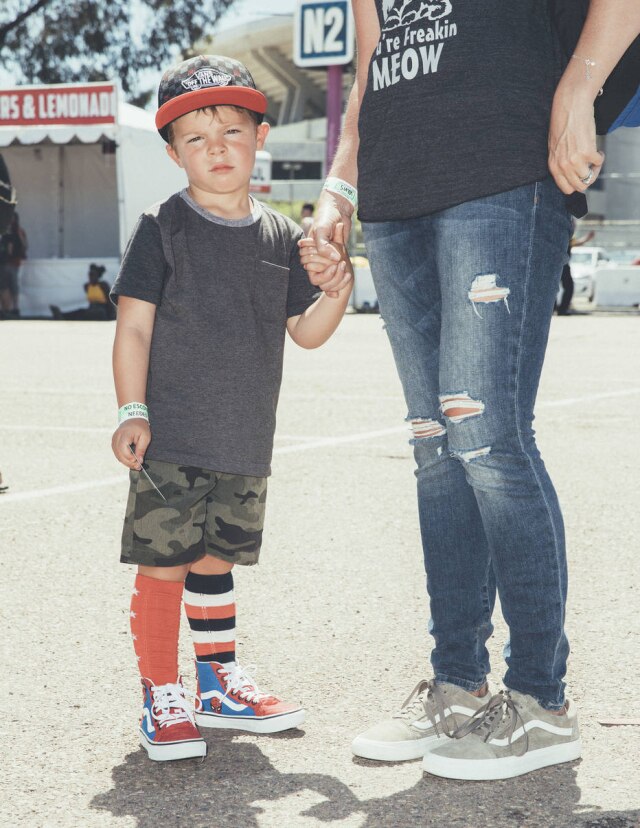Adam Amengual/The New York Times Oliver Paliy, de 5 anos, com sua mãe, Libby Stockstill, na Vans Warped Tour em San Diego