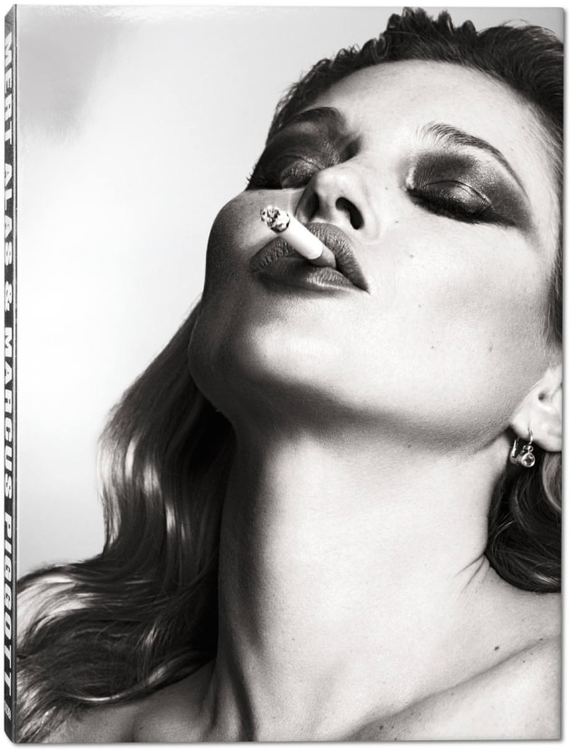 Mark Seelen/ divulgação Taschen Kate Moss, na imagem da capa do livro "Mert Alas & Marcus Piggott"
