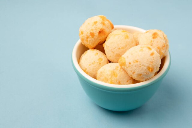 Daniel Teixeira/Estadão Receita do Pão de Queijo da Cidade leva bastante queijo, de dois tipos: fresco e meia cura