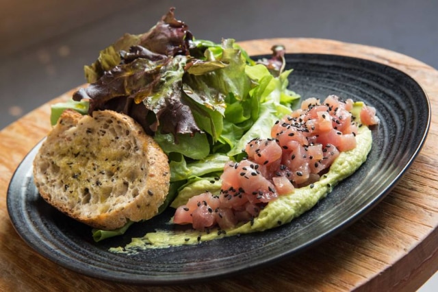 Leo Martins Tartare de atum com homus de avocado e salada do Greentable, no Itaim