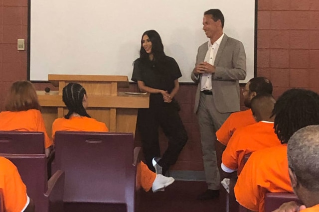 D.C. Department of Corrections / Divulgação Kim Kardashian com o professor Marc Howard, da Universidade de Georgetown, em palestra para detentos. Canal responsável por televisionar documentário divulgou a imagem.