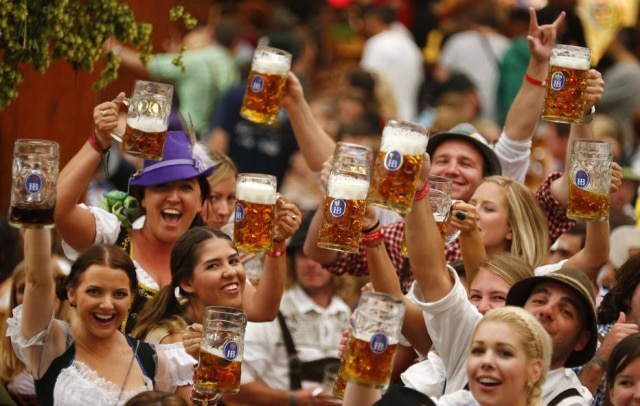 Kai Pfaffenbach/Reuters Festa. Aproveite o clima da oktoberfest para provar uma boa cerveja da escola alemã