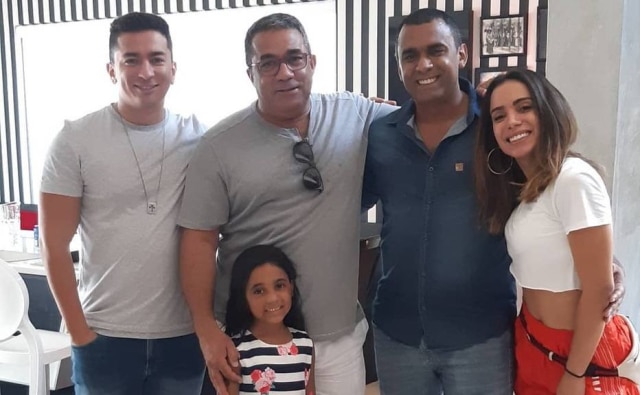 Instagram / @painitto Renan Machado, irmão de Anitta, Mauro Machado, pai de Anita, sua sobrinha e seu 'novo irmão', e a cantora.