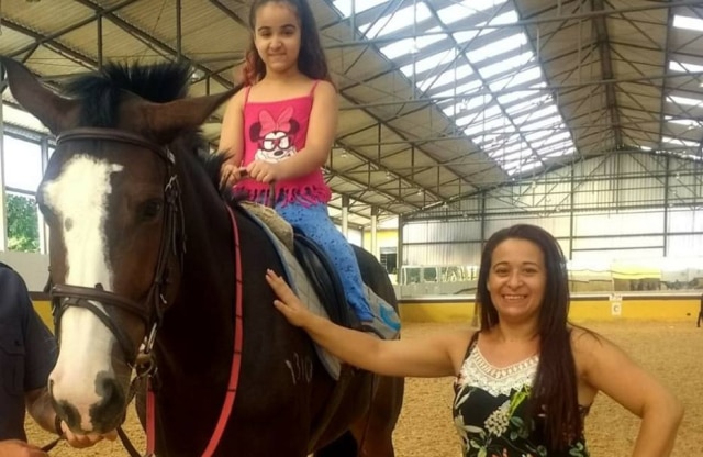 Imagem cedida por Edneide Ferreira Deise e Edneide no Regimento de Cavalaria 9 de Julho durante sessão.