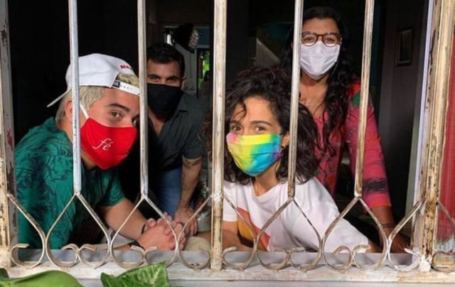 Reprodução Instagram/ @nandacosta Atores aparecem em bastidores das gravações de Amor de Mãe com máscaras
