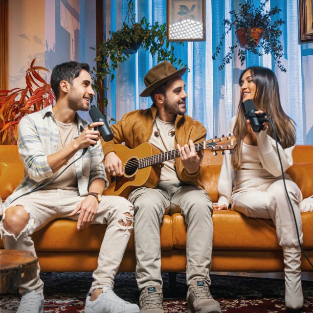 Sergio Blazer Banda Melim lança álbum 'Deixa Vir Do Coração' com músicas do Djavan.