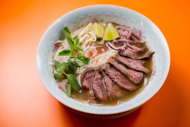 Tiago Queiroz/Estadão Pho Bo, do Bia Hoi, com caldo aromático, macarrão de arroz e peito bovino.