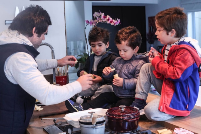 Werther Santana/Estadão O chef Marcelo Tanus, da Cia. Tradicional de Comércio, com seus filhos