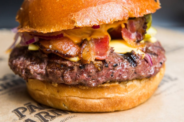 Cheese burger com bacon da hamburgueria Pão com Carne 