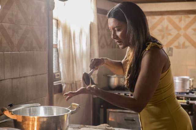 Dira Paes, a Filó na trama, cozinha de verdade em muitas cenas – para alegria da equipe.