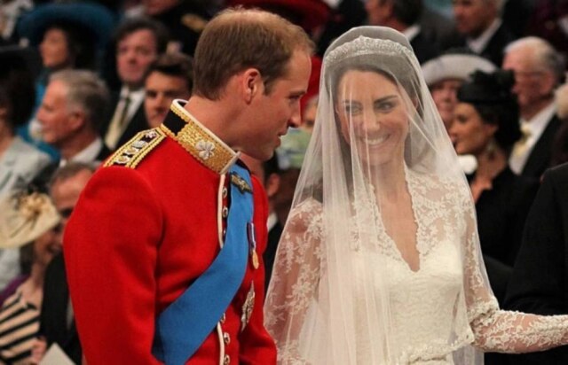 Dominic Lipinski/Reuters Os noivos trocaram olhares apaixonados no altar da Abadia de Westminster, na cerimônia de casamento em 29 de abril de 2011