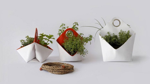 divulgação Suportes com alça Nomad, da The Garden Apartment para o cultivo d eplantas de pequeno porte