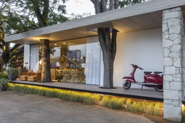 Zeca Wittner / Estadão Fachada da casa construída pro Gilberto Cioni e Olegário de Sá. Duas das árvores pré-existentes no terreno foram integradas ao projeto