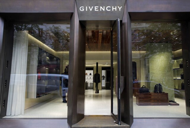 Damien Lafargue/The New York Times A Givenchy é uma das lojas especializadas em atender os homens descolados que frequentam a região do Marais, meca gay de Paris