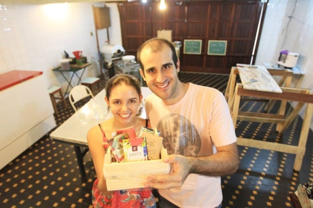 Clayton de Souza|Estadão O casal de agrônomos Cesar e Vanessa transformaram a garagem em minifábrica de chocolate