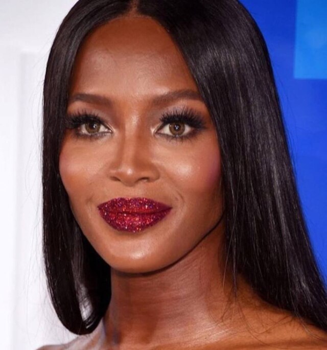 Reprodução/Instagram O batom com glitter de Naomi Campbell deu o que falar nas redes sociais