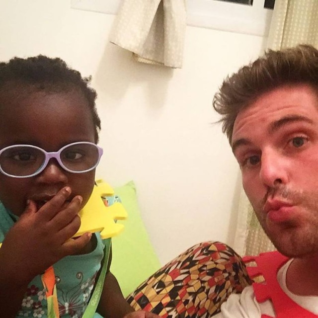 Reprodução/Instagram Thiago e a sobrinha, Titi.