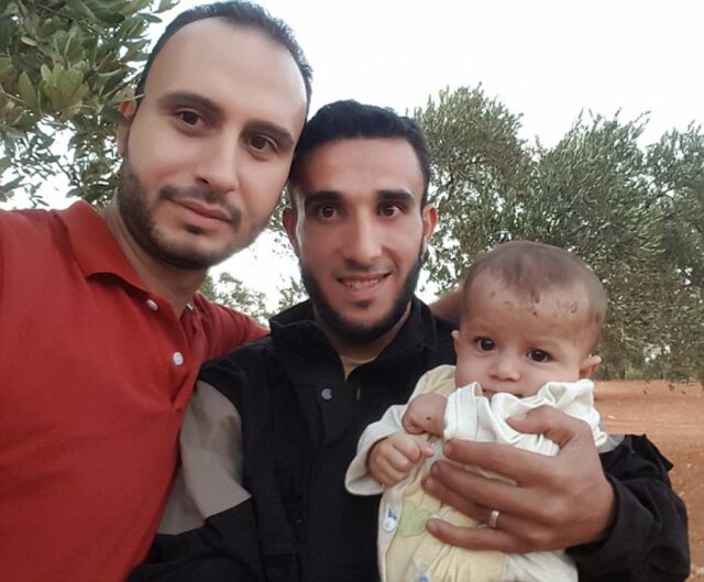 Reprodução/Twitter O pai Yehia Ma'artouk (esq.). Abu Kifah (meio) e a pequena Wahida Ma'artouk.
