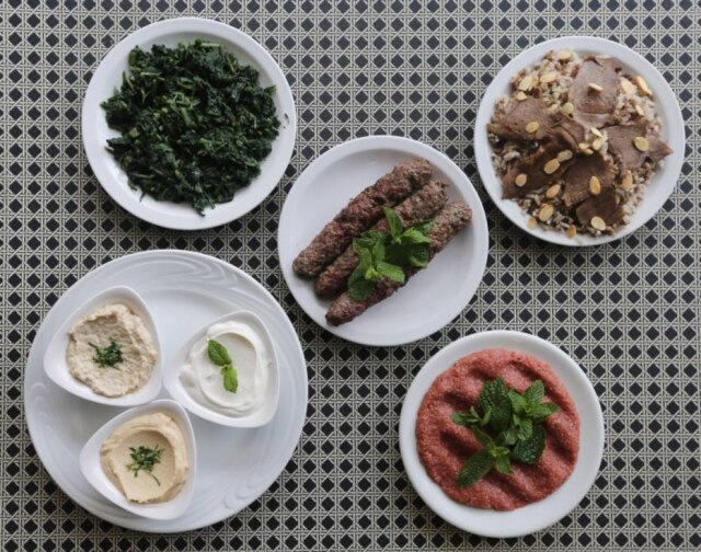 Nilton Fukuda|Estadão Trio de pastas, kibe cru, cafta, chicória e arroz de cordeiro.