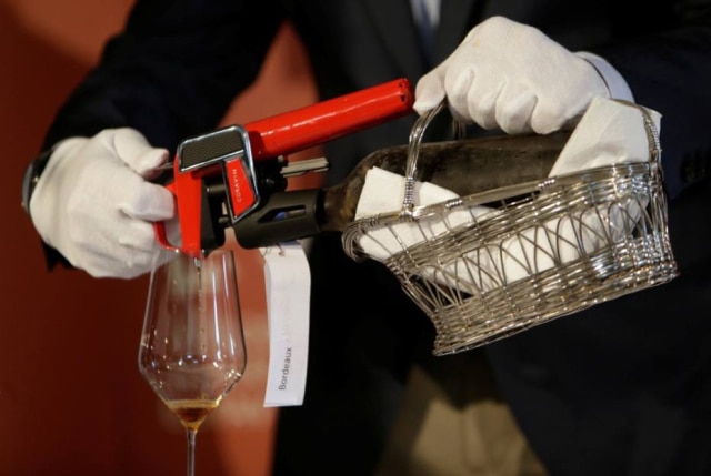 David W Cerny|Reuters Coravin sendo usado durante uma degustação.