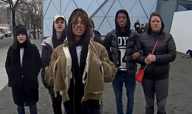 Reprodução/He Will Not Divide Us Jaden Smith deu seu grito de 'He Will Not Divide Us' na câmera.