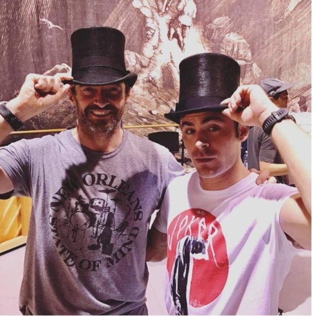 instagram.com/zacefron Zac Efron e Hugh Jackman no set de filmagem de The Greatest Showman, previsto para dezembro de 2017.