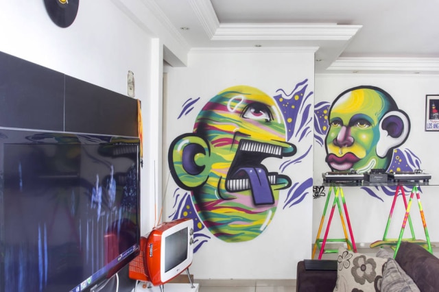 Zeca Wittner/Estadão Estilo urbano de Lucas Barbosa invadiu o apartamento no bairro do Morumbi