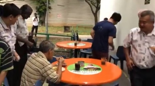Facebook/ naturesocietysingapore Calmo, senhor continuou comendo seu prato, sem se importr com a cobra