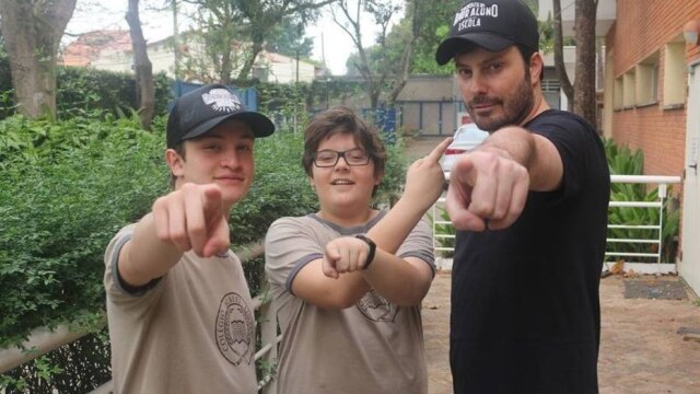 Divulgação Danilo Gentili posa ao lado de atores mirins nos bastidores de seu primeiro filme