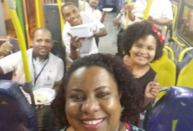 Facebook / Cristiane do Cesar / Facebook.com/profile.php?id=100003511435978 Família passa virada do ano em ônibus