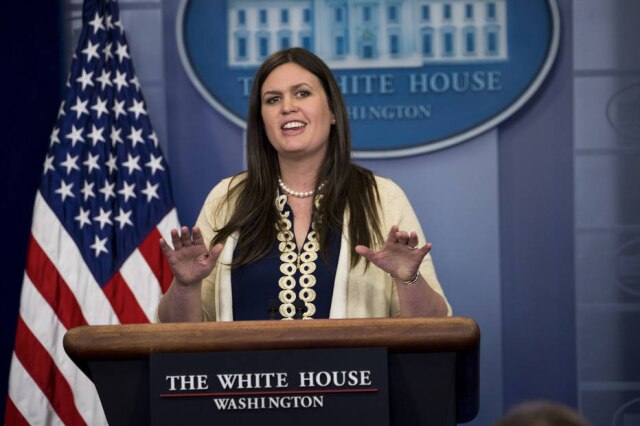 Doug Mills/The New York Times A secretária de imprensa da Casa Branca Sarah Huckabee Sanders usou a conta oficial do seu cargo para fazer reclamação contra empresa