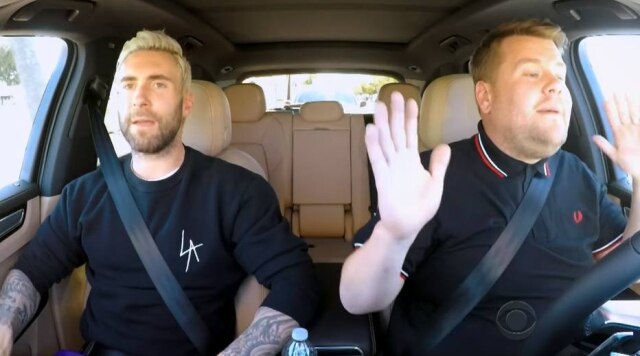 Reprodução de 'The Late Late Show' (2018)/CBS Adam Levine e James Corden cantavam sucessos do Maroon 5 quando foram surpreendidos