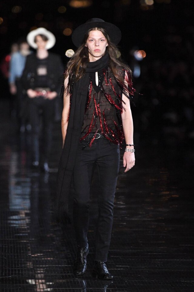 Dia Dipasupil/Getty Images/AFP Look do verão 2019 da Saint Laurent por Anthony Vaccarello, o primeiro desfile masculino do estilista