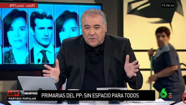 Reprodução/laSexta Uma faxineira da emissora espanhola laSexta 'invadiu' um estúdio para limpá-lo enquanto o programa estava ao vivo e divertiu os jornalistas