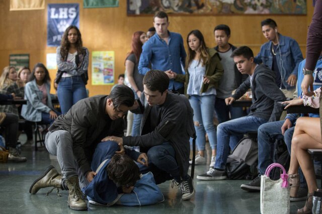 Beth Dubber/Netflix O início das filmagens da terceira temporada de '13 Reasons Why' podem atrasar por conta de disputa salarial entre os atores e as produtoras da série